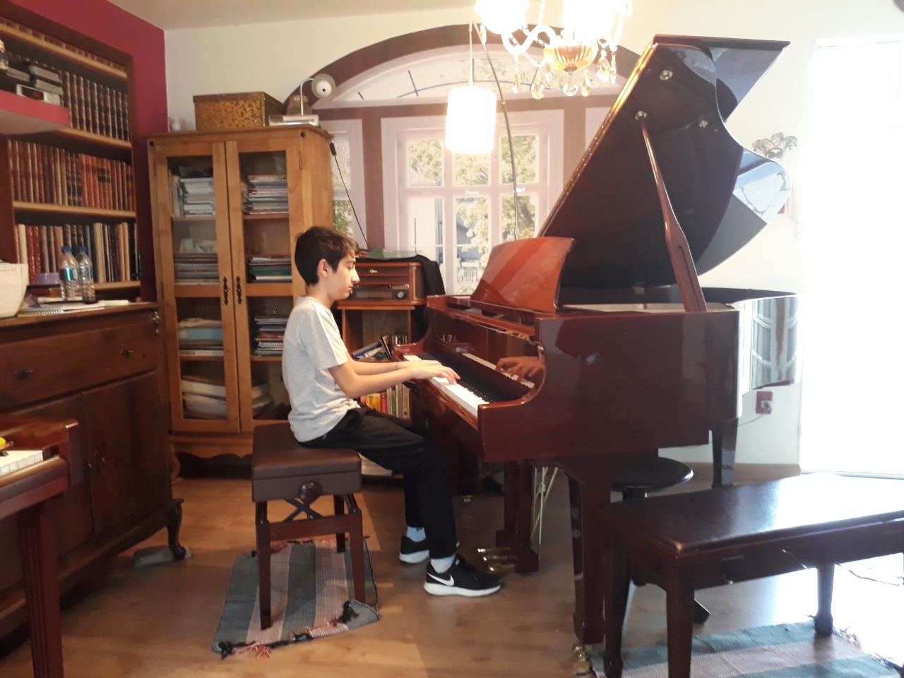 Augusto Costa, de 14 anos, iniciante no curso de piano, se prepara para recital (Foto: Reprodução)